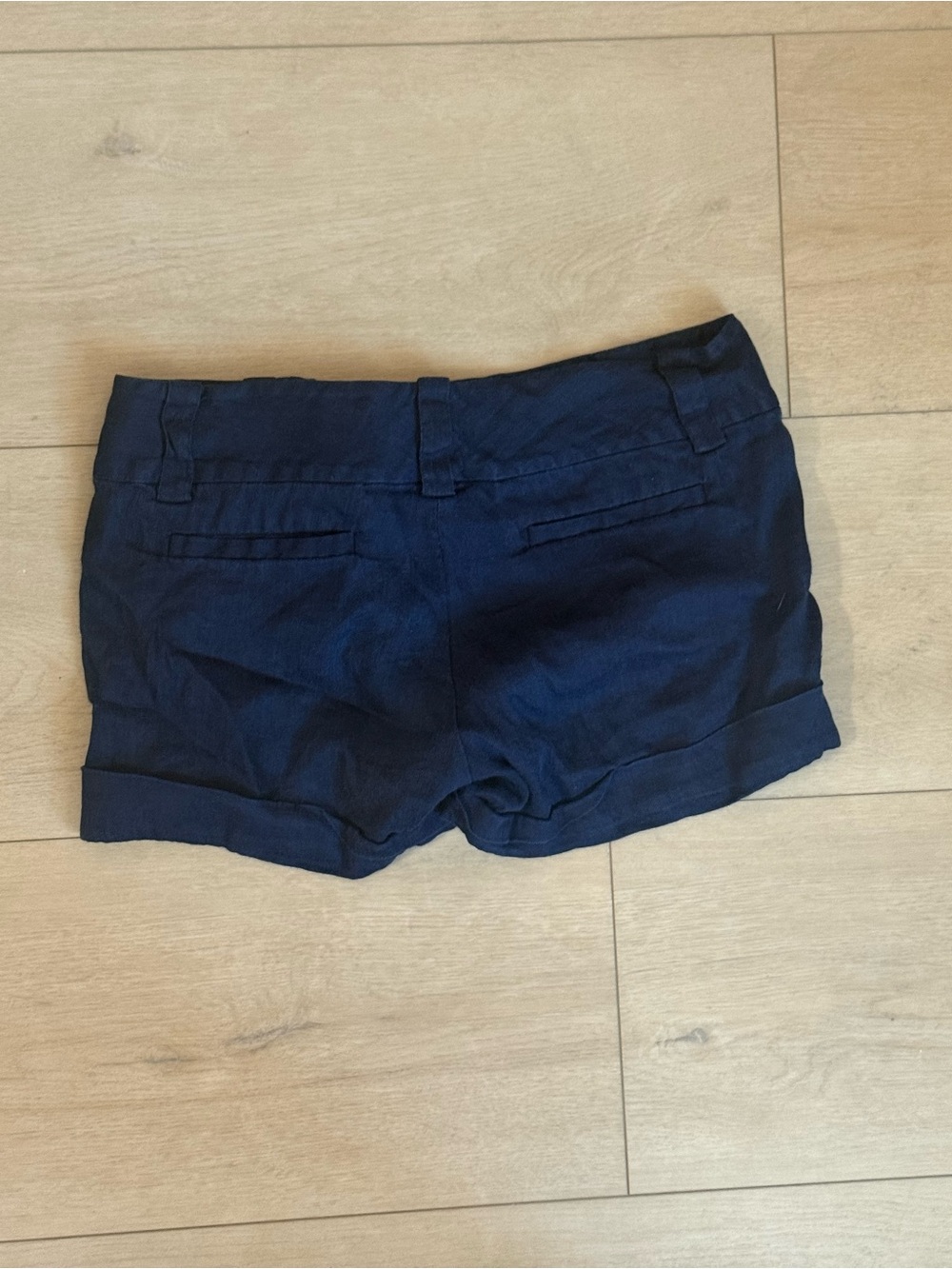 ALICE + OLIVIA Women's Navy Linen and Silk Shorts - Picture 3 of 4